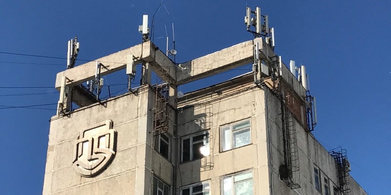 Базовая станция сотовой связи на крыше здания Базовая станция сотовой связи на крыше здания