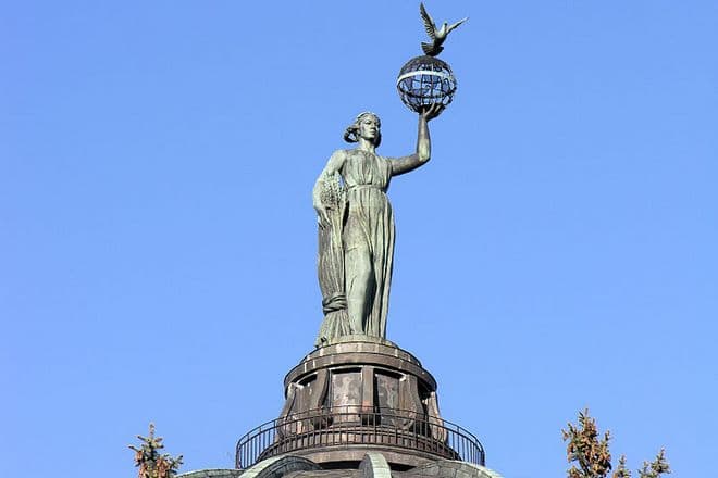 Скульптура Веры Мухиной «Мир» в Волгограде