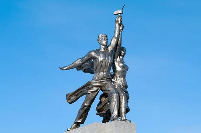 Монумент Веры Мухиной «Рабочий и колхозница»