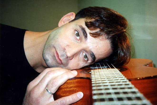 Дмитрий Певцов с гитарой