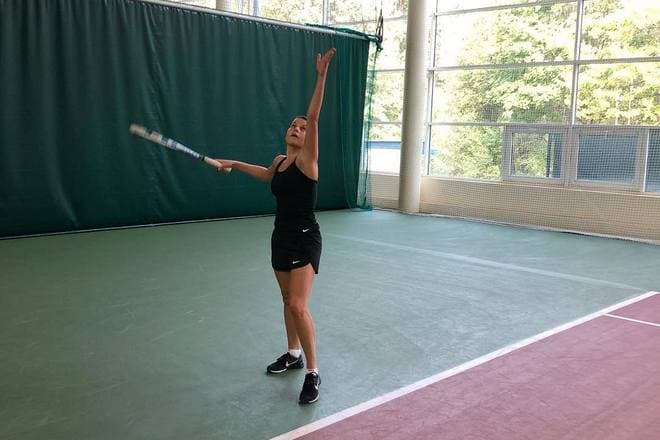 Ирина Россиус играет в теннис