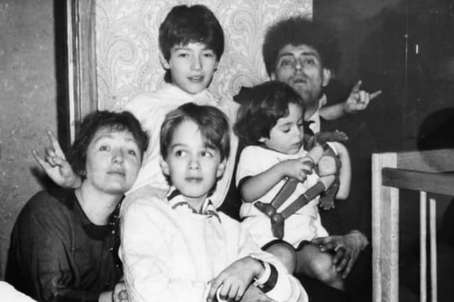 Виктор Резников с женой и детьми