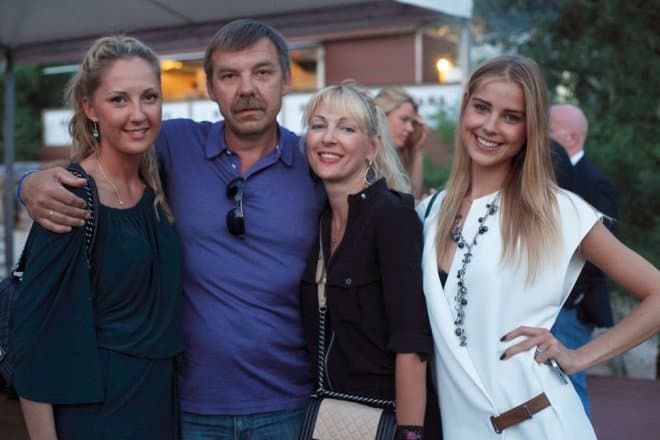 Олег Знарок с женой и дочерьми