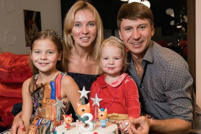 Алексей Ягудин с женой и дочками в 2018 году