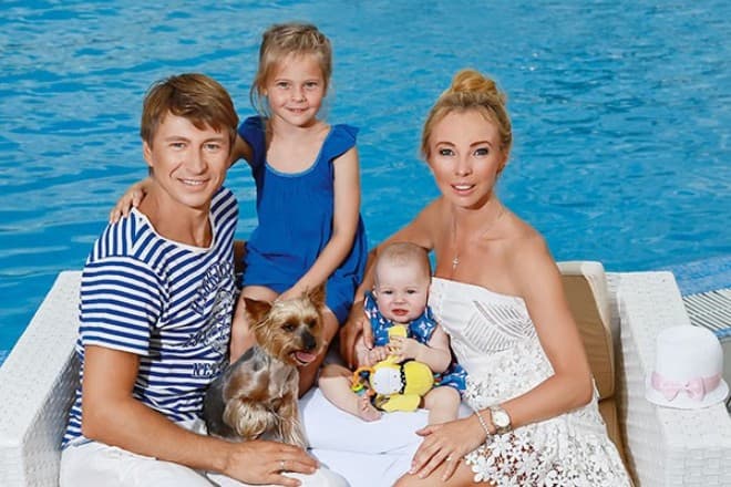 Алексей Ягудин с женой и детьми