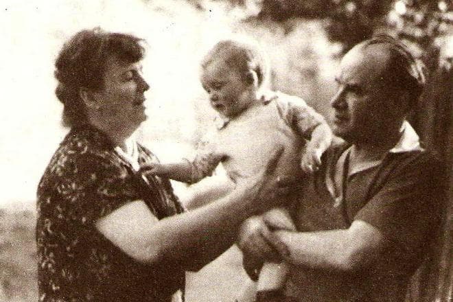 Николай Носов с женой Татьяной и внуком Игорем