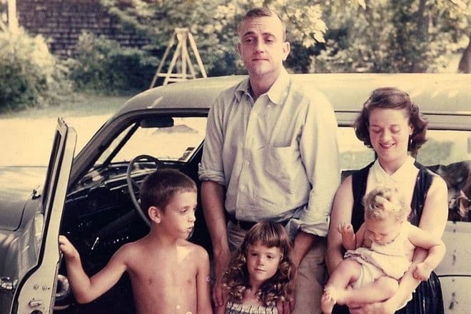 Курт Воннегут и его первая жена Джейн Мэри Кокс с детьми