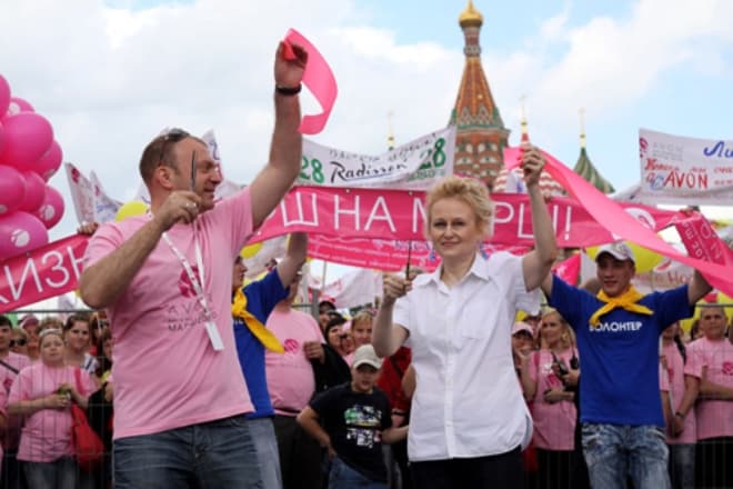 Дарья Донцова на благотворительном марше "Вместе против рака груди"