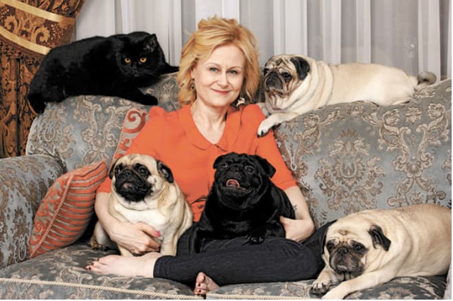 Дарья Донцова с собаками и котом
