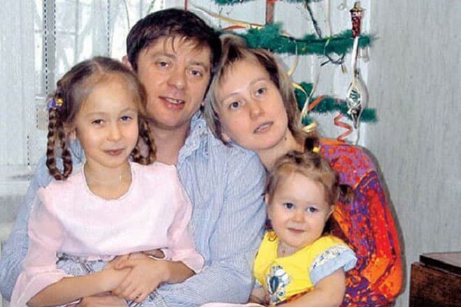 Дмитрий Брекоткин с женой Екатериной и детьми