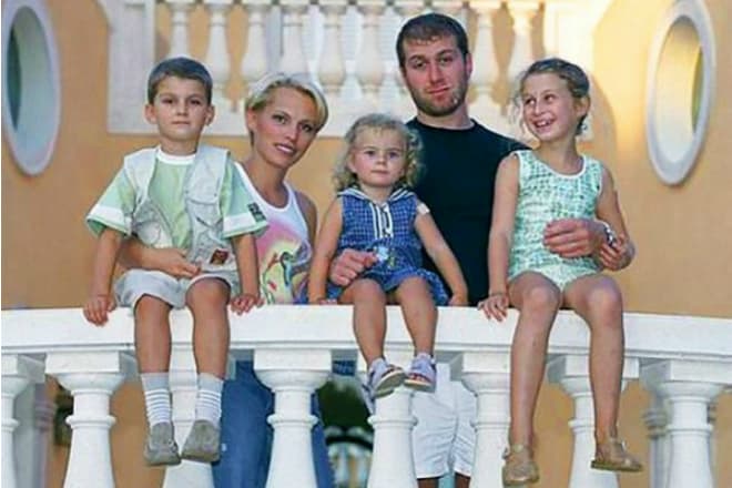 Роман Абрамович с женой Ириной и детьми