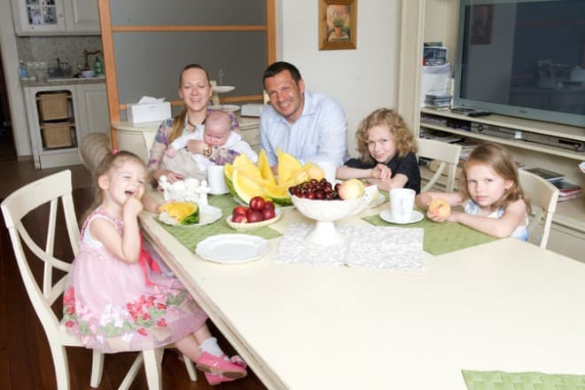 Владимир Соловьев с женой и детьми