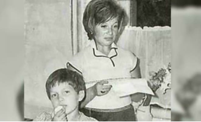 Владимир Соловьев в детстве с мамой