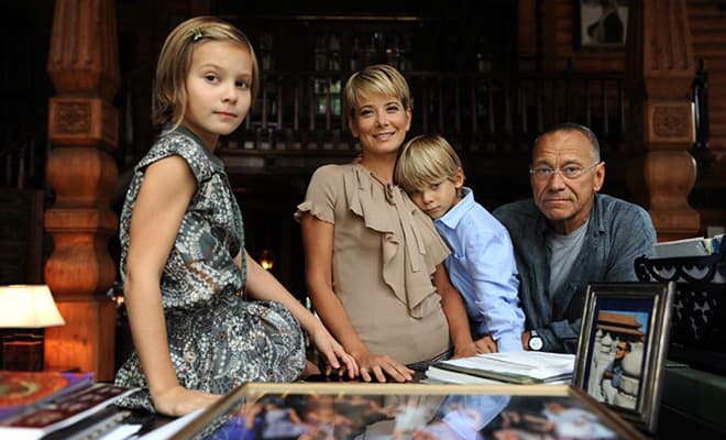 Юлия Высоцкая с мужем и детьми
