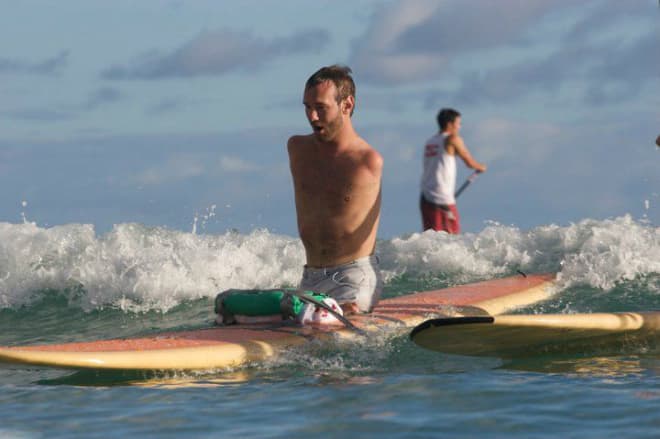 Ник Вуйчич занимается серфингом