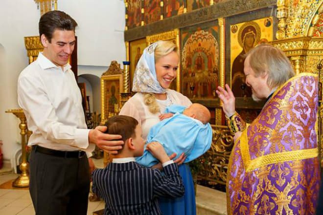 Дмитрий Дюжев с женой крестили детей