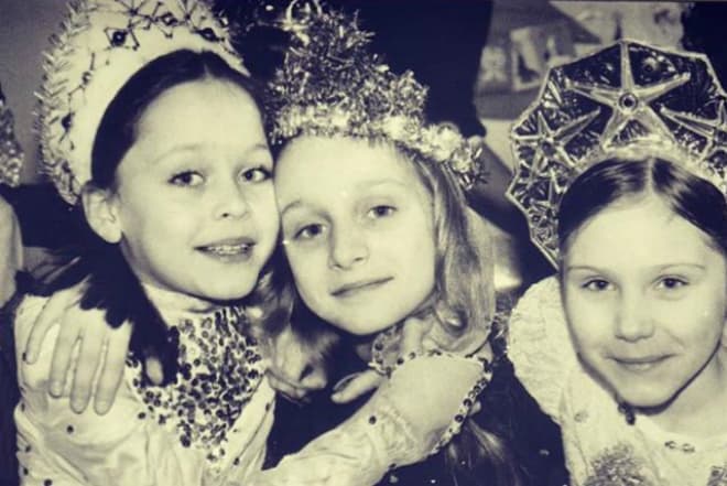 Екатерина Никитина в детстве (первая слева)