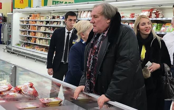 Жерар Депардье в новосибирском супермаркете «Ашан» 