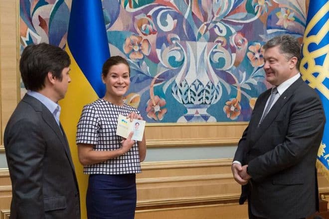 Президент Украины Петр Порошенко вручает Марии Гайдар паспорт гражданки Украины