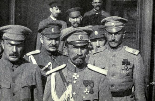 Генерал Корнилов с соратниками