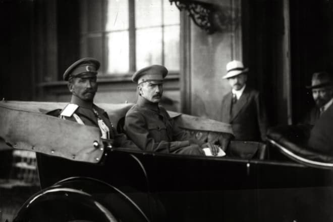 Генерал Л. Г. Корнилов и Б. В. Савинков у подъезда Зимнего дворца. 1917 год