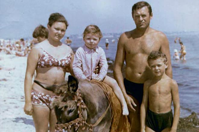 Илья Носков в детстве с родителями и братом