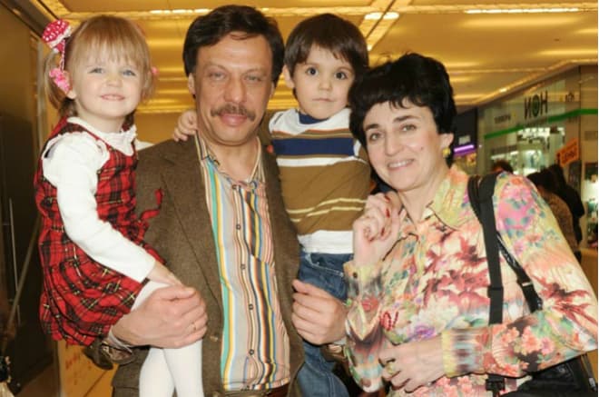 Михаил Барщевский с женой и приемными детьми