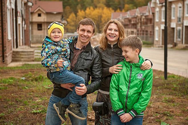 Александр Стекольников с женой и сыновьями