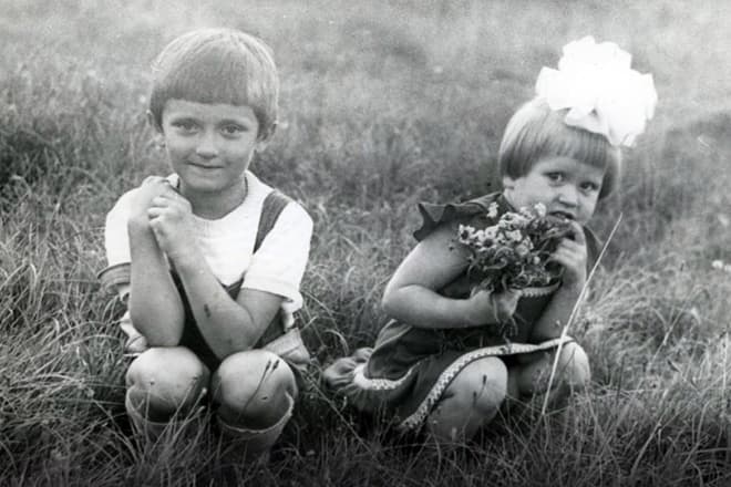 Евгения Васильева в детстве (справа)