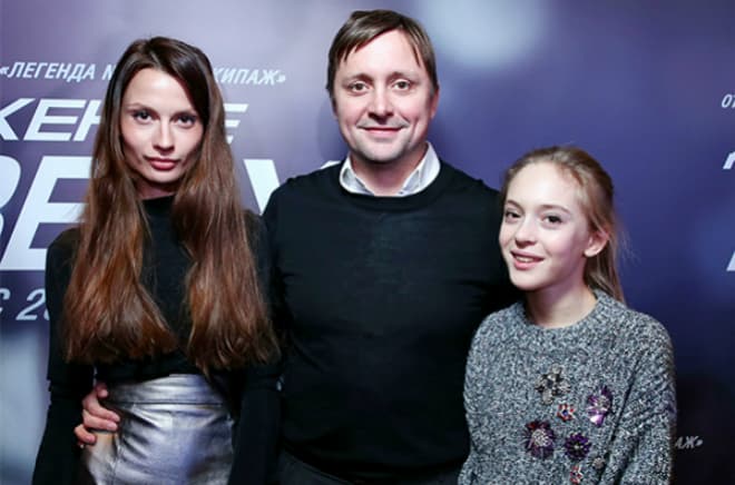 Артем Михалков с Полиной Лебедевой и дочерью