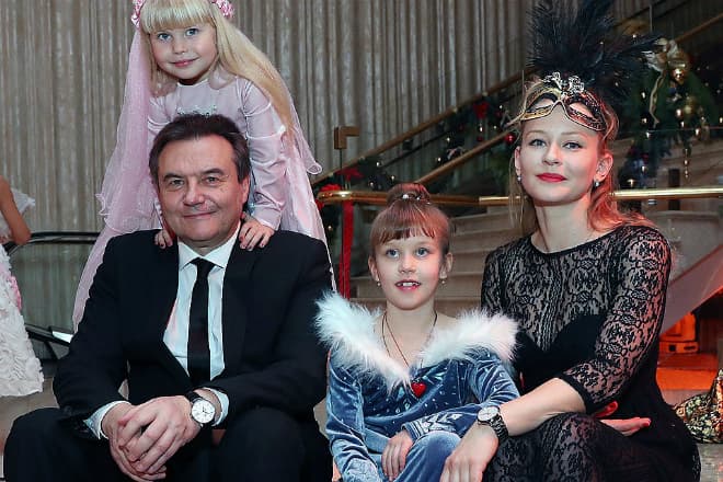 Алексей Учитель с Юлией Пересильд и детьми