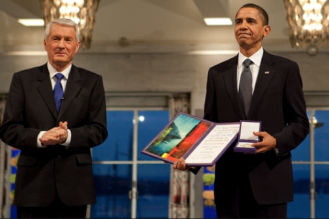 Барак Обама с Нобелевской премией