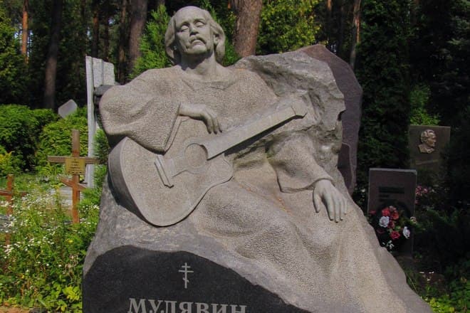 Памятник на могиле Владимира Мулявина
