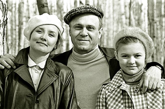 Юлия Меньшова с мамой и отцом