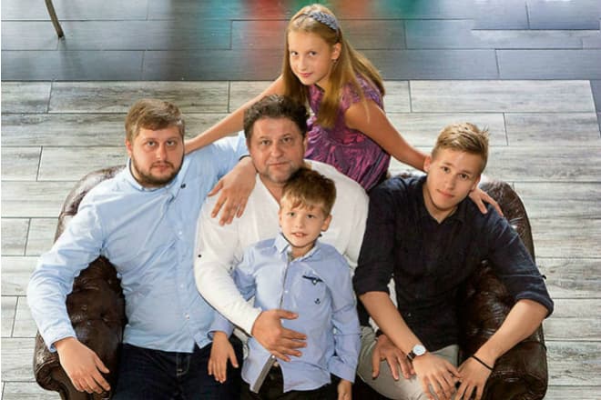 Александр Самойленко с сыновьями Степаном, Александром, Прохором и внучкой Алисой