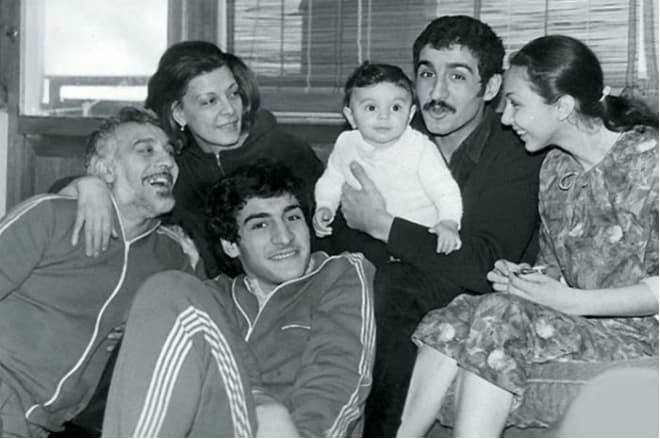 Лаура Кеосаян в детстве с родителями, дедушкой, бабушкой и дядей