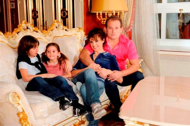 Оксана Марченко с мужем и детьми