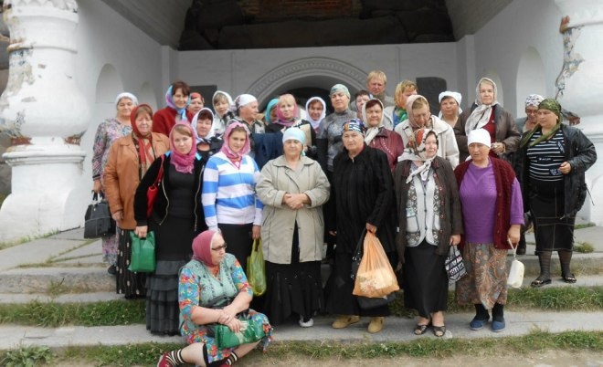 Погибшая Людмила Щербакова (в центре в голубом платке) и другие прихожанки храма в Кизляре Погибшая Людмила Щербакова (в центре в голубом платке) и другие прихожанки храма в Кизляре