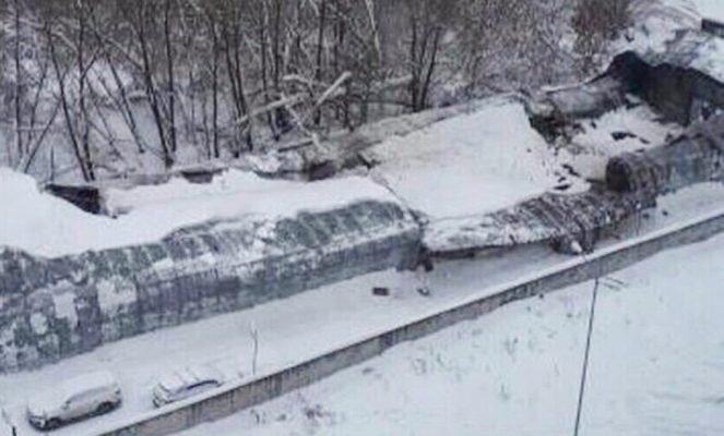 В Балашихе на десятки авто рухнула крыша стоянки