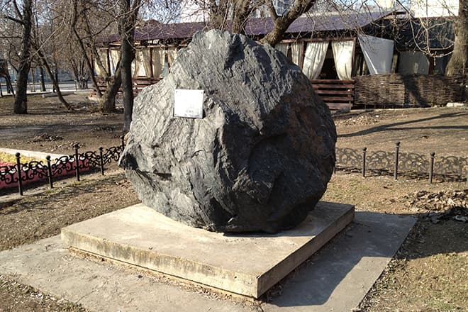 Мемориальный камень-глыба на краю Ходынского поля