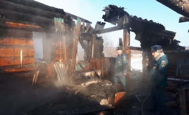 Инспекция на руинах сгоревшего дома