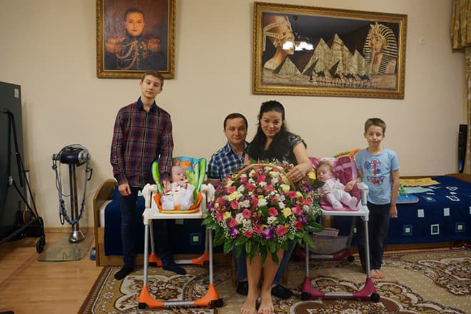Роман Худяков с семьей