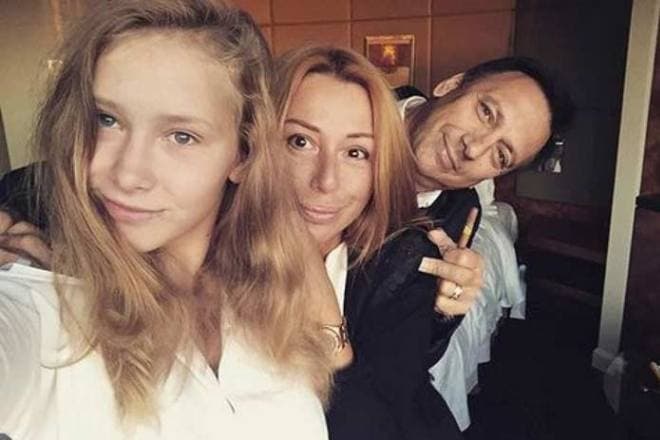 Алена Апина с мужем и дочерью