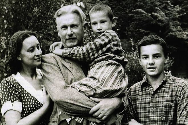 Александр Фадеев с семьей