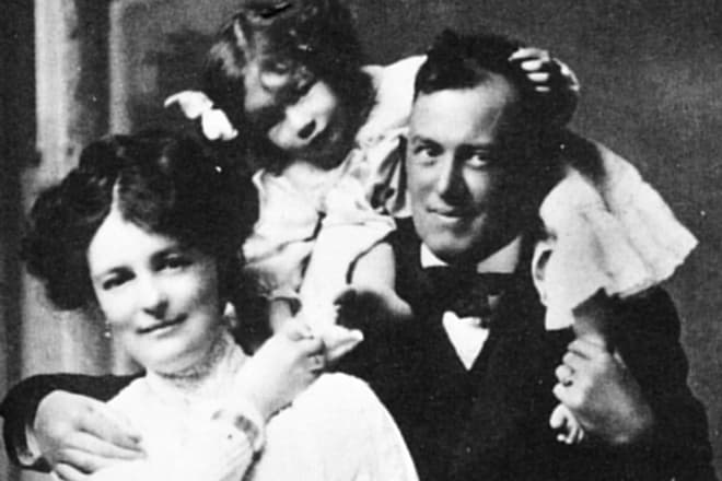 Алистер Кроули и его первая жена Роза Эдит Келли с дочерью Лолой. 