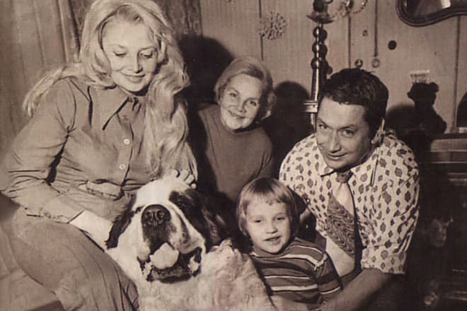 Наталья Кустинская с семьей