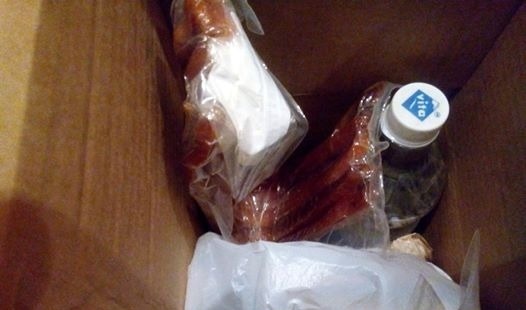 Вода вместо красной икры в посылке "Почты России"