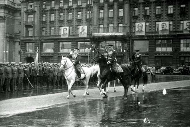 Георгий Жуков и Константин Рокоссовский на параде Победы 24 июня 1945 года