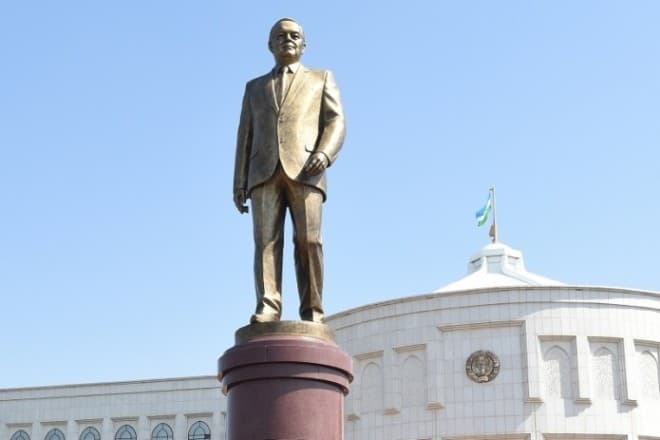 Памятник Исламу Каримову в Самарканде
