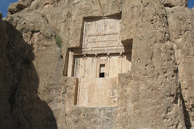 Предполагаемая гробница Ксеркса I в скалах Накше-Рустам